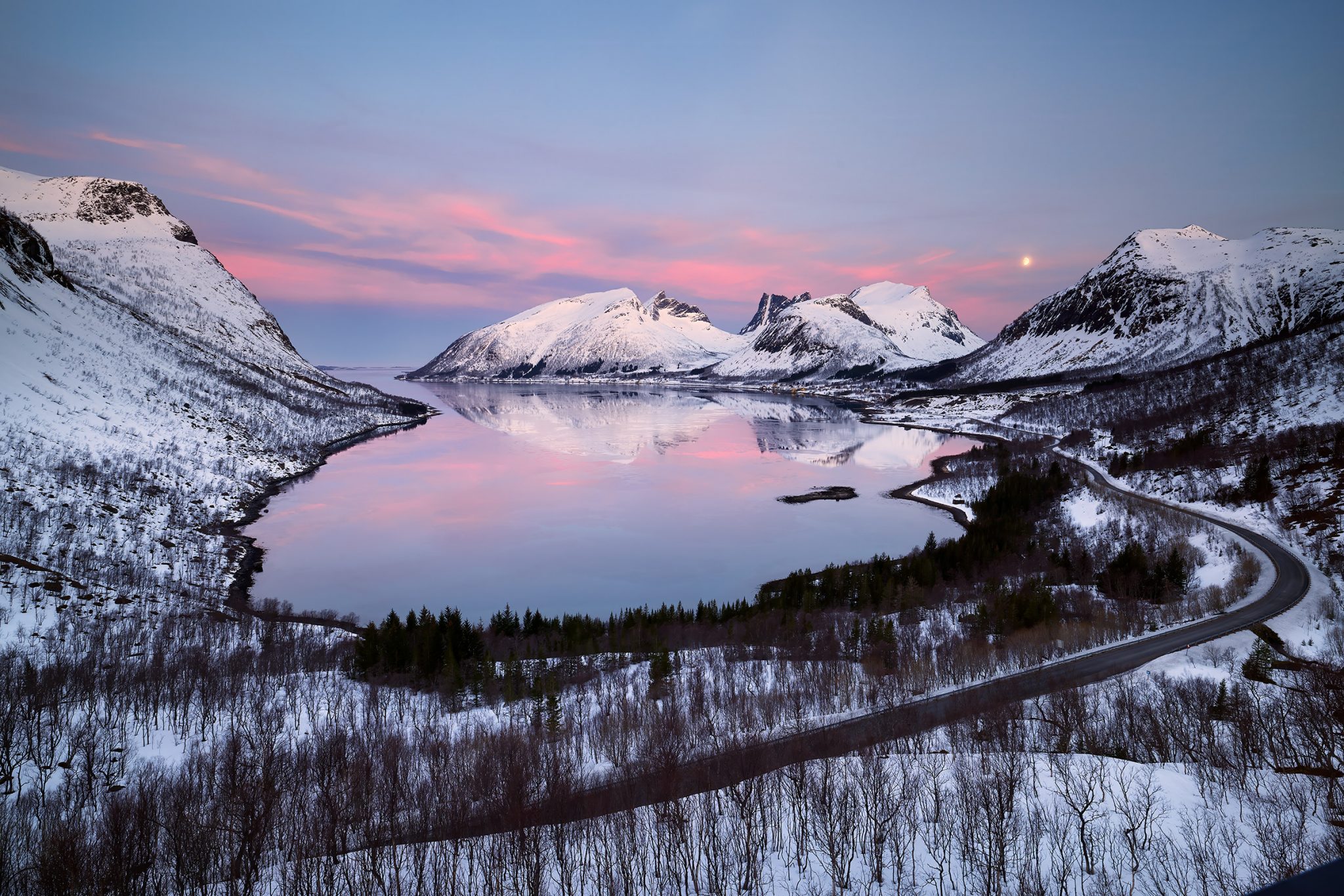 Bergsboton dawn moon rise